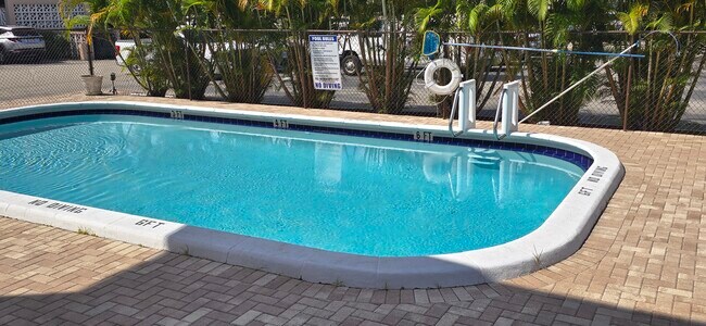 3930 Crystal Lake Dr, Unit 210 in Deerfield Beach, FL - Foto de edificio - Building Photo
