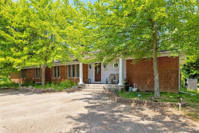 297 Vreeland Dr in Rochester Hills, MI - Foto de edificio - Building Photo