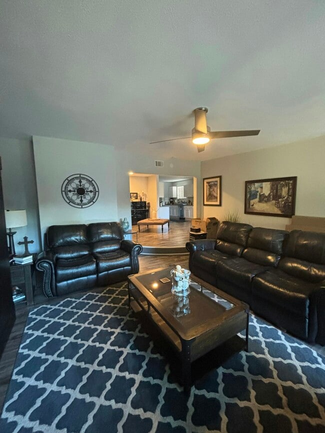 16047 Tupper St in Los Angeles, CA - Building Photo - Building Photo