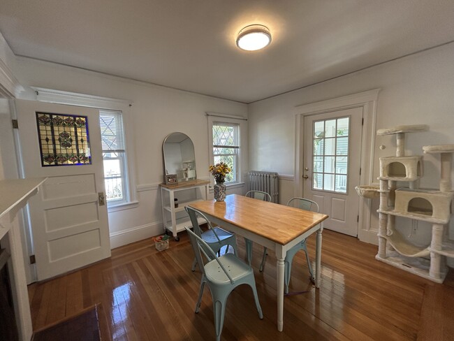 108 Brooks St, Unit 1 in Boston, MA - Foto de edificio - Building Photo