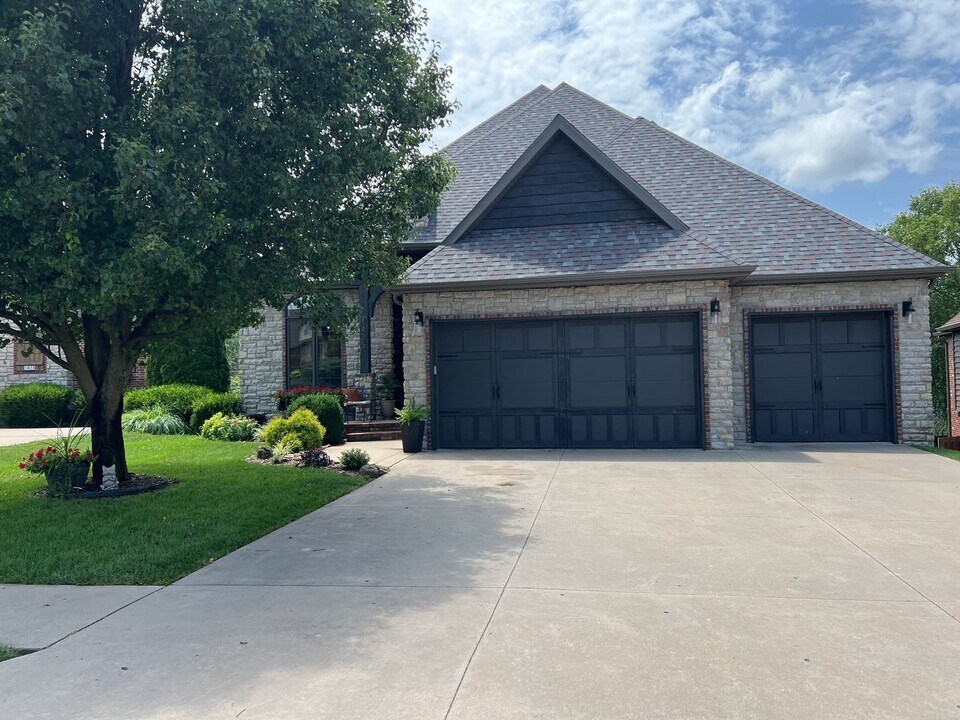 1425 N Wicklow Rd in Nixa, MO - Foto de edificio