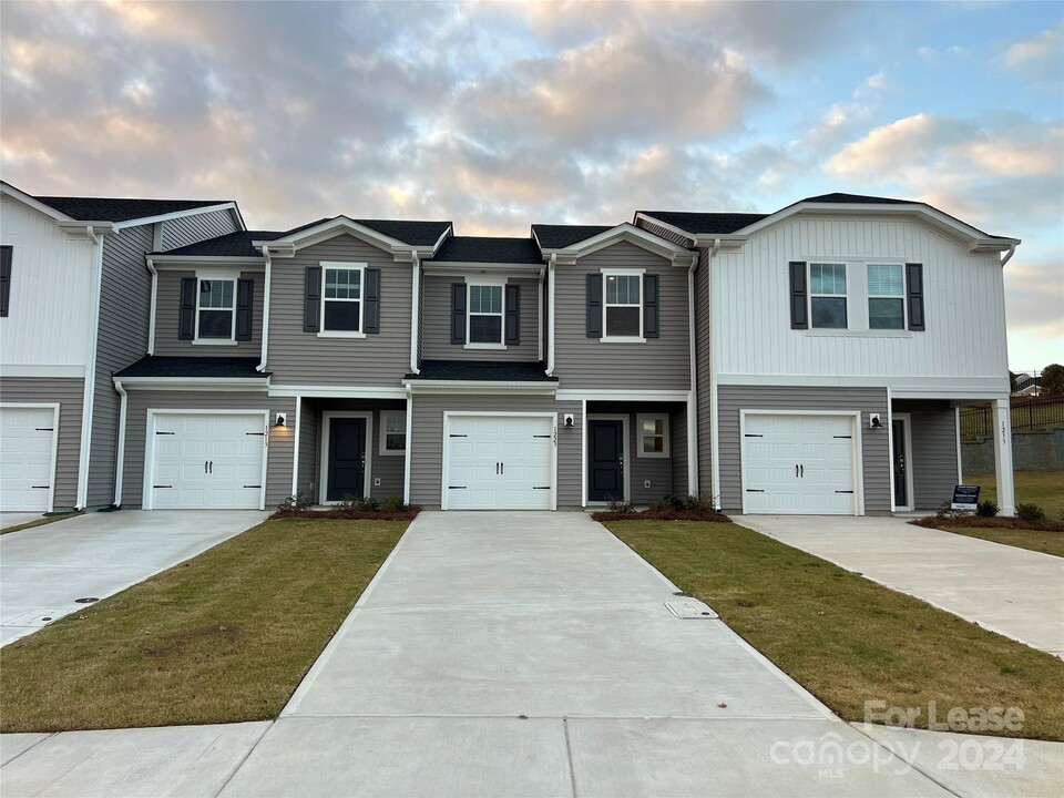 1223 Fallen Acorn Ln in Concord, NC - Foto de edificio