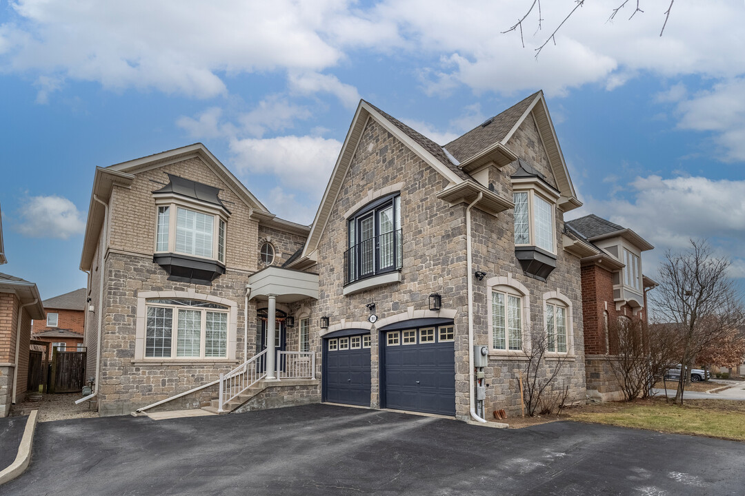 385 Burloak Dr in Oakville, ON - Building Photo