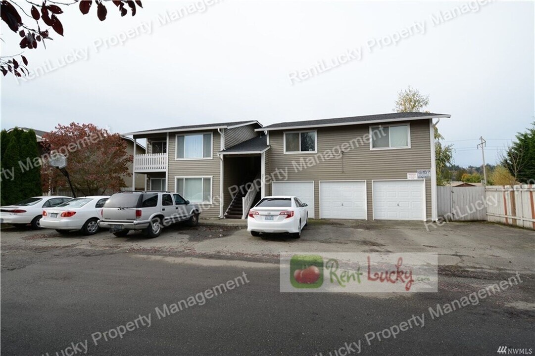 201 2nd Pl SE in Pacific, WA - Building Photo
