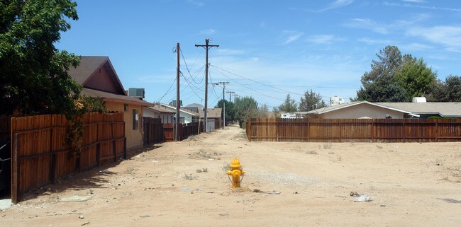 12757 Kiowa Rd in Apple Valley, CA - Foto de edificio - Building Photo