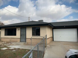 220 Douglas St in Bakersfield, CA - Building Photo