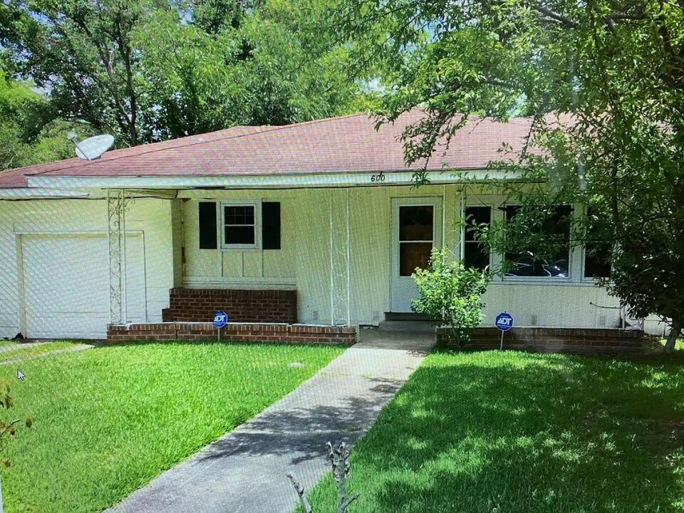 600 Anacoco St in Leesville, LA - Building Photo