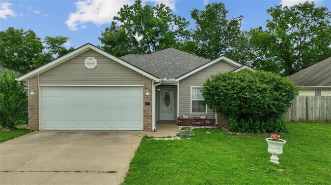 property at 905 SW Arrowhead Dr