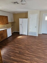 1104 Hickory St in Jourdanton, TX - Building Photo - Building Photo