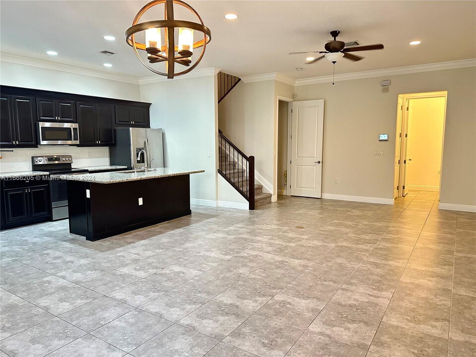12443 NW 17th Ct in Pembroke Pines, FL - Foto de edificio