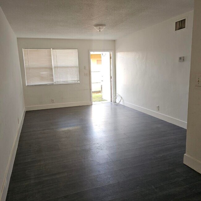 5200 NW 18th St in Lauderhill, FL - Building Photo - Building Photo