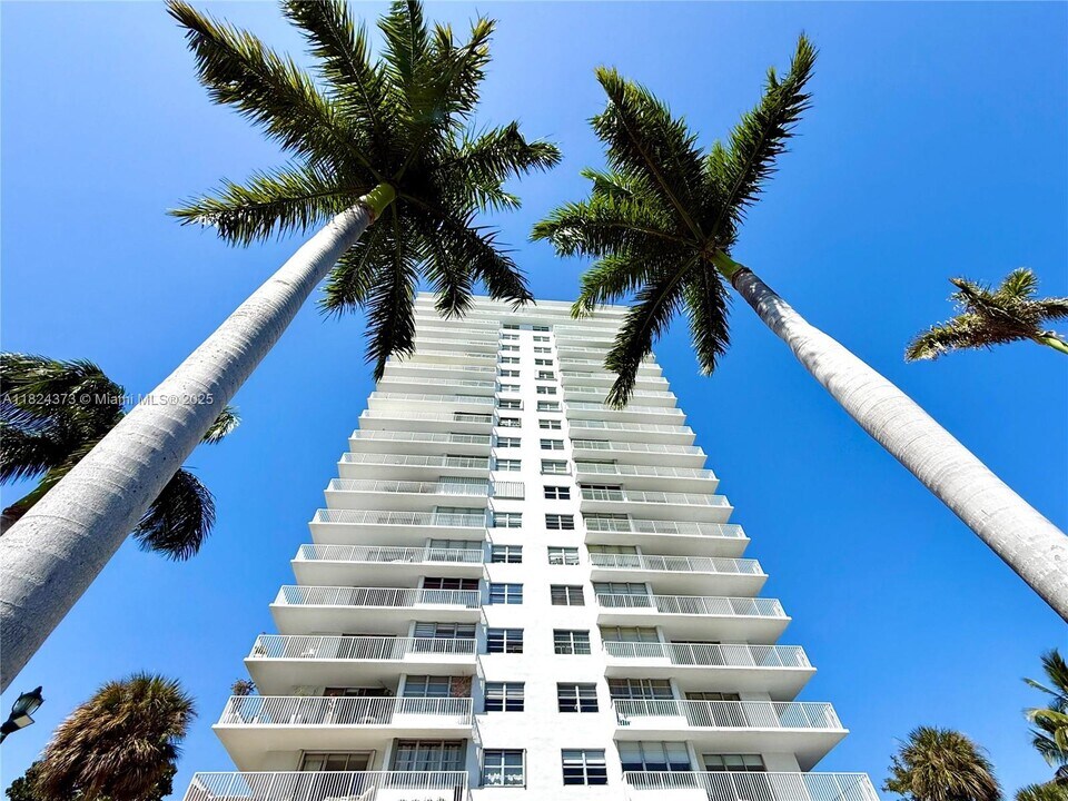 2851 NE 183rd St, Unit 1706E in Aventura, FL - Building Photo