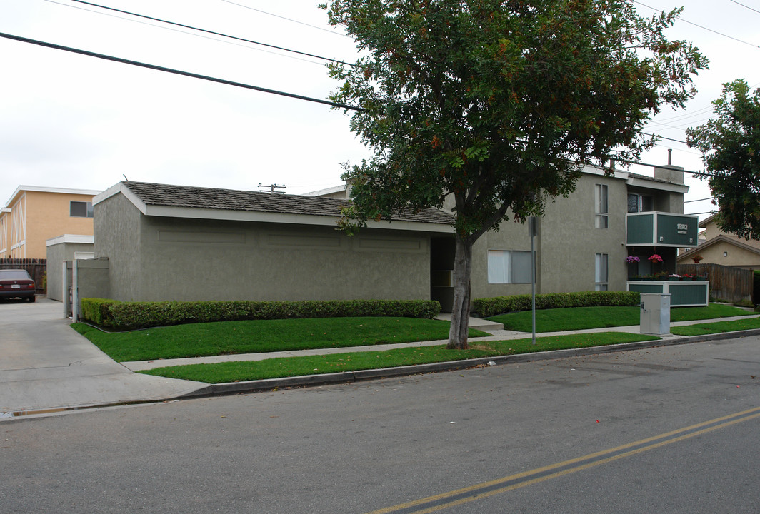 16182 Parkside Ln in Huntington Beach, CA - Building Photo