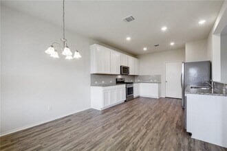121 Nettletree Dr in Buda, TX - Building Photo - Building Photo