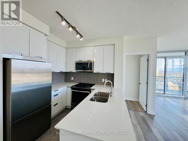 5025 Four Springs Ave in Mississauga, ON - Building Photo - Building Photo