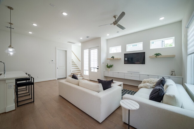 316 Cyclamen St in Houston, TX - Building Photo - Building Photo