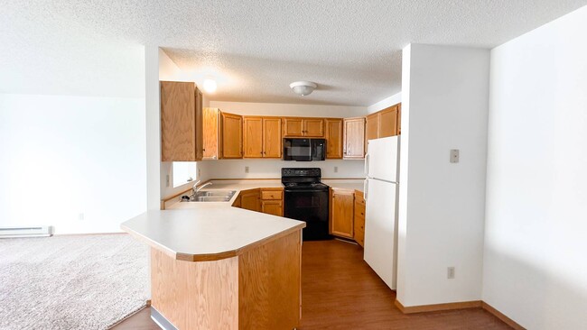 Pine Pointe Apartments in Fargo, ND - Building Photo - Building Photo