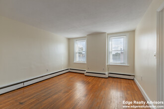 132 Emerson St, Unit 33 in Boston, MA - Foto de edificio - Building Photo