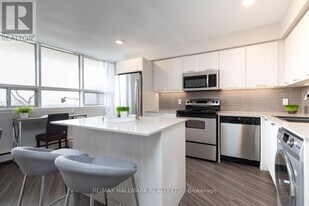 4340 Bloor St W in Toronto, ON - Building Photo