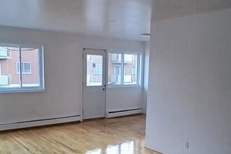 8590 Jean-Brillon Rue in Montréal, QC - Building Photo - Building Photo