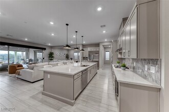 375 Portus Delphini Ct in Henderson, NV - Foto de edificio - Building Photo