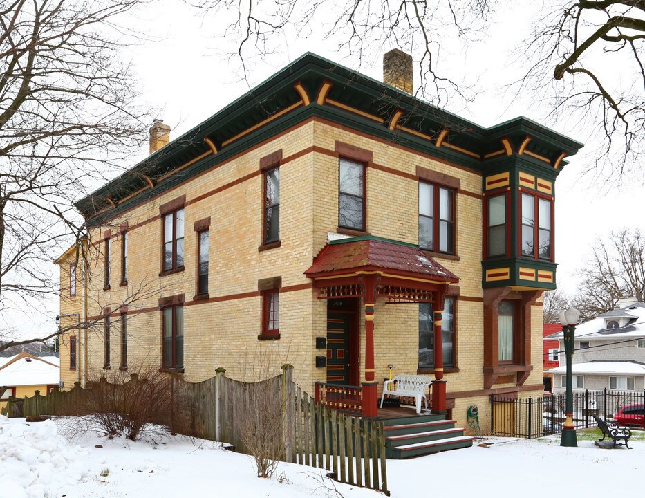 608 E Chicago St in Elgin, IL - Building Photo