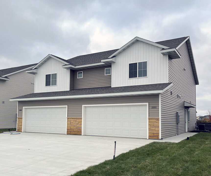 Wolf Point Townhomes in Mankato, MN - Building Photo