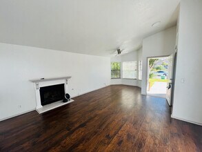 42933 Guyman Ave in Lancaster, CA - Building Photo - Building Photo