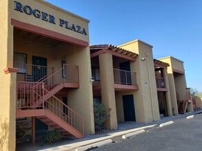 Roger Plaza Apartments in Tucson, AZ - Foto de edificio - Building Photo
