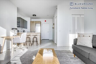 1035 W Van Buren St, Unit GO FL22-ID523 in Chicago, IL - Building Photo - Building Photo