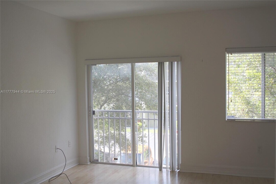 7991 NW 8th St in Miami, FL - Building Photo