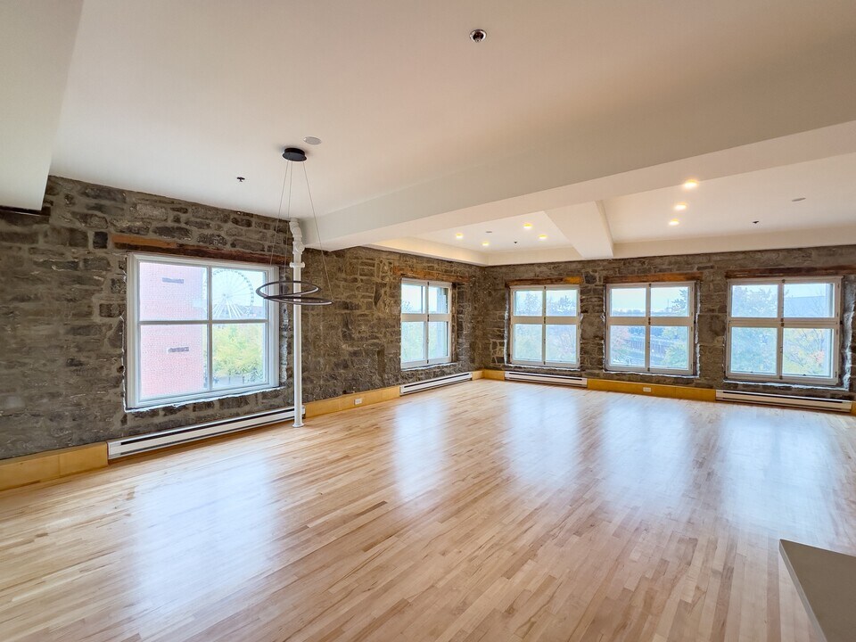 36 Saint-Paul Rue E in Montréal, QC - Building Photo