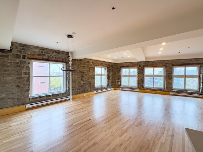 property at 36 Saint-Paul Rue E