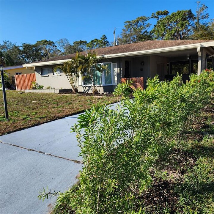 3925 Omega Ln in Sarasota, FL - Building Photo