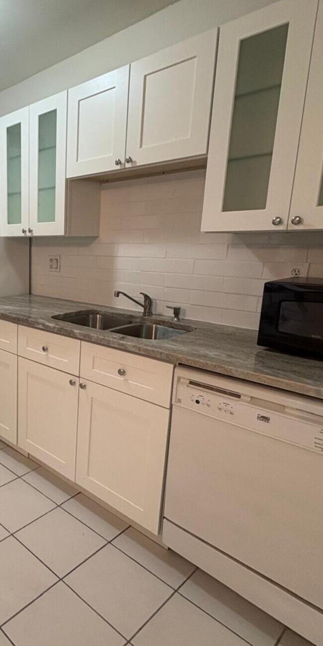 631 Executive Center Dr in West Palm Beach, FL - Building Photo - Building Photo