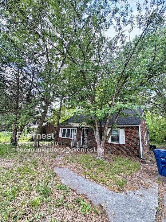 2325 Browns Mill Rd SE in Atlanta, GA - Building Photo