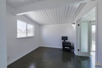 132 Morrison St in Bakersfield, CA - Foto de edificio - Building Photo