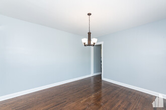 312 Lee St, Unit 312-3 in Evanston, IL - Building Photo - Building Photo
