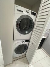 126 SE 15th Rd, Unit PH in Miami, FL - Building Photo - Building Photo