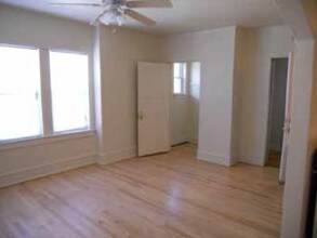2319 W Michigan St in Milwaukee, WI - Foto de edificio - Interior Photo