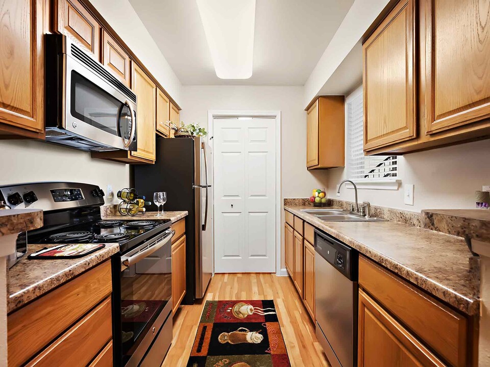 Pines at Marston Lake in Littleton, CO - Foto de edificio