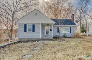104 Clinton St in Glastonbury, CT - Building Photo