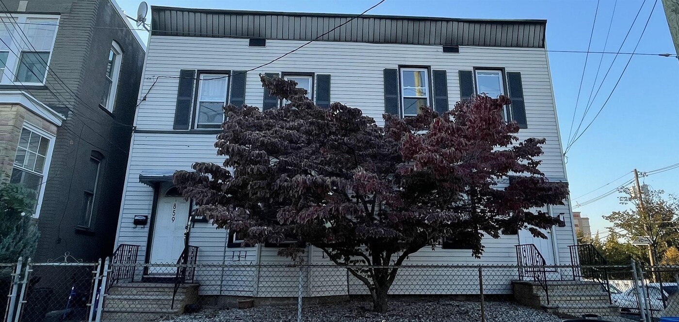 861 7th St in Secaucus, NJ - Foto de edificio