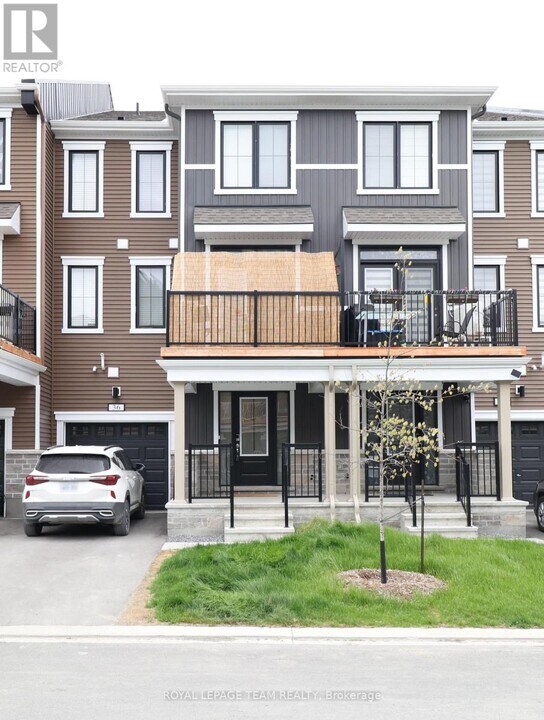 36 Stitch Mews in Ottawa, ON - Building Photo