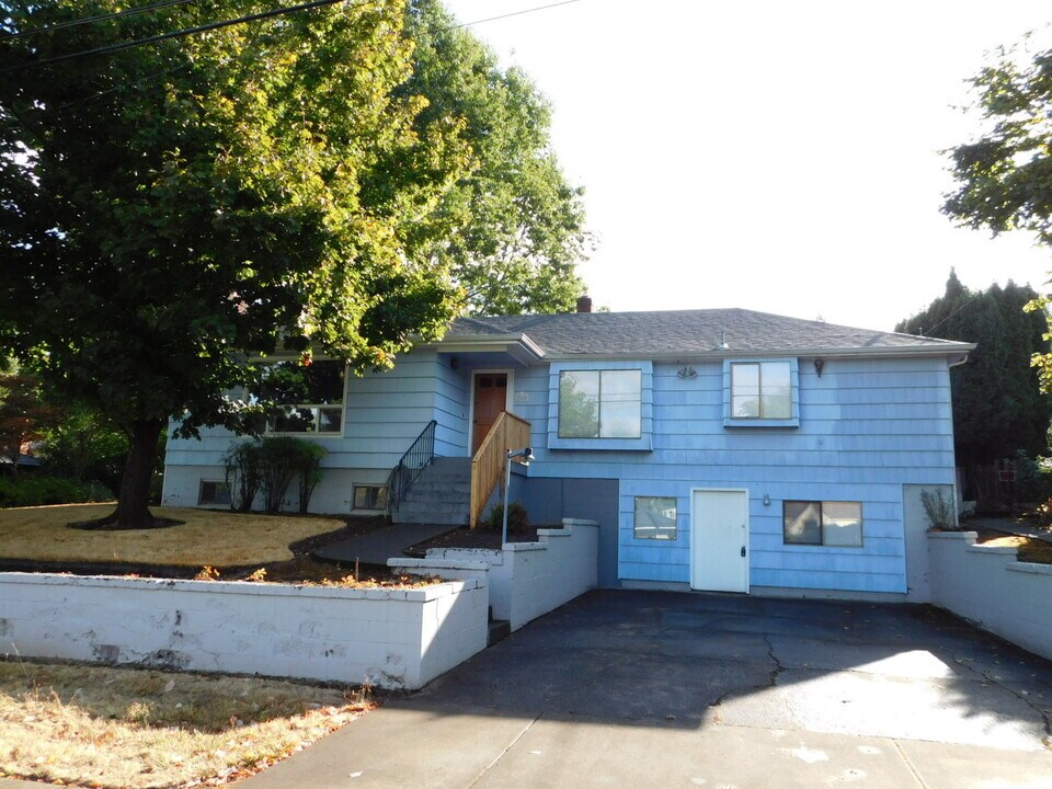 2520 Summer St SE in Salem, OR - Foto de edificio