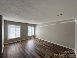 300 N Main St in Mount Holly, NC - Building Photo - Building Photo