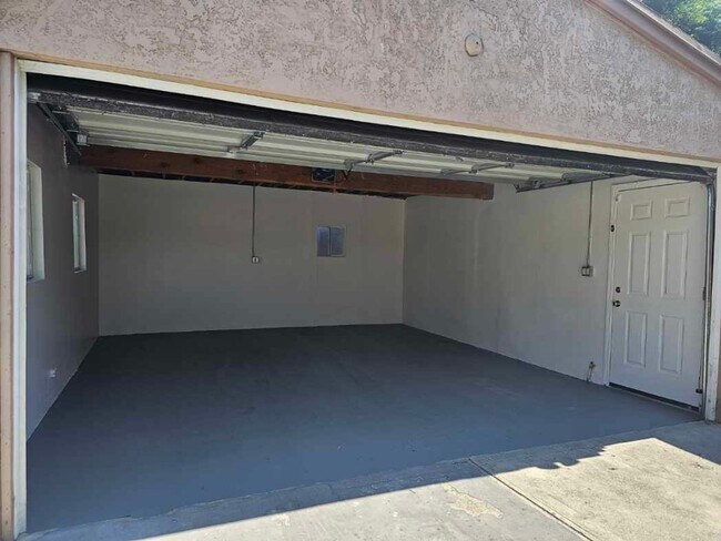2142 Wayside St in Compton, CA - Foto de edificio - Building Photo