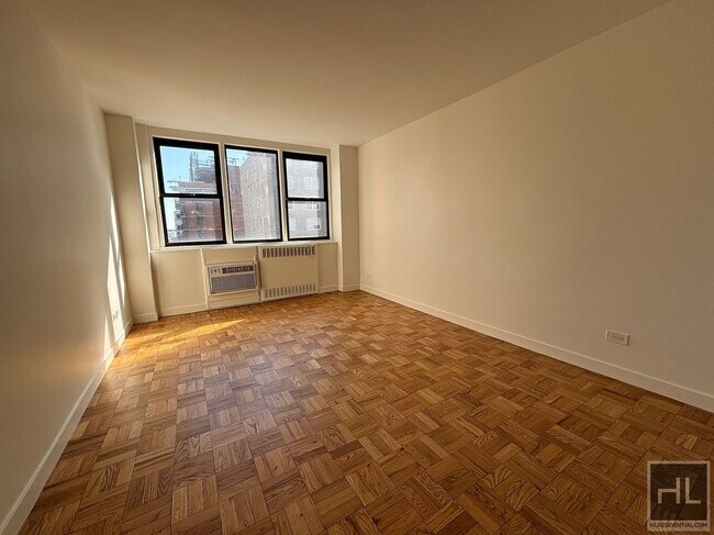 East 79th Street in New York, NY - Foto de edificio - Building Photo