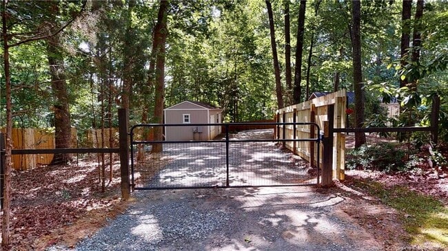 2406 Rockwood Dr in Sanford, NC - Building Photo - Building Photo
