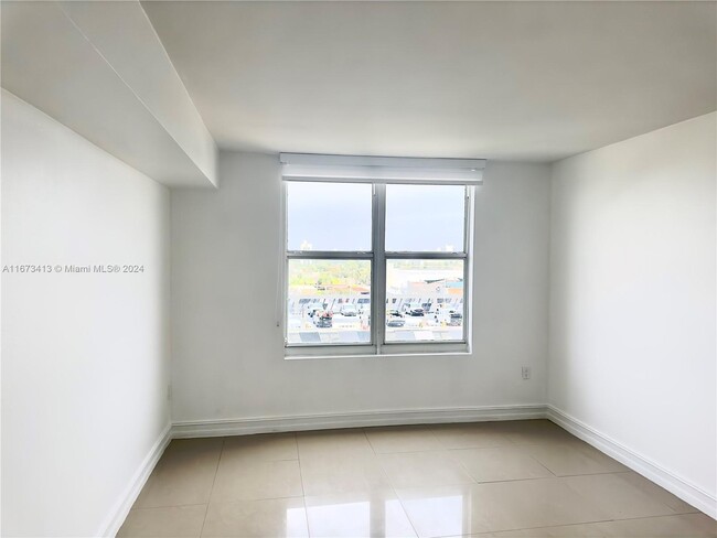 242 Meridian Ave, Unit 911 in Miami Beach, FL - Foto de edificio - Building Photo